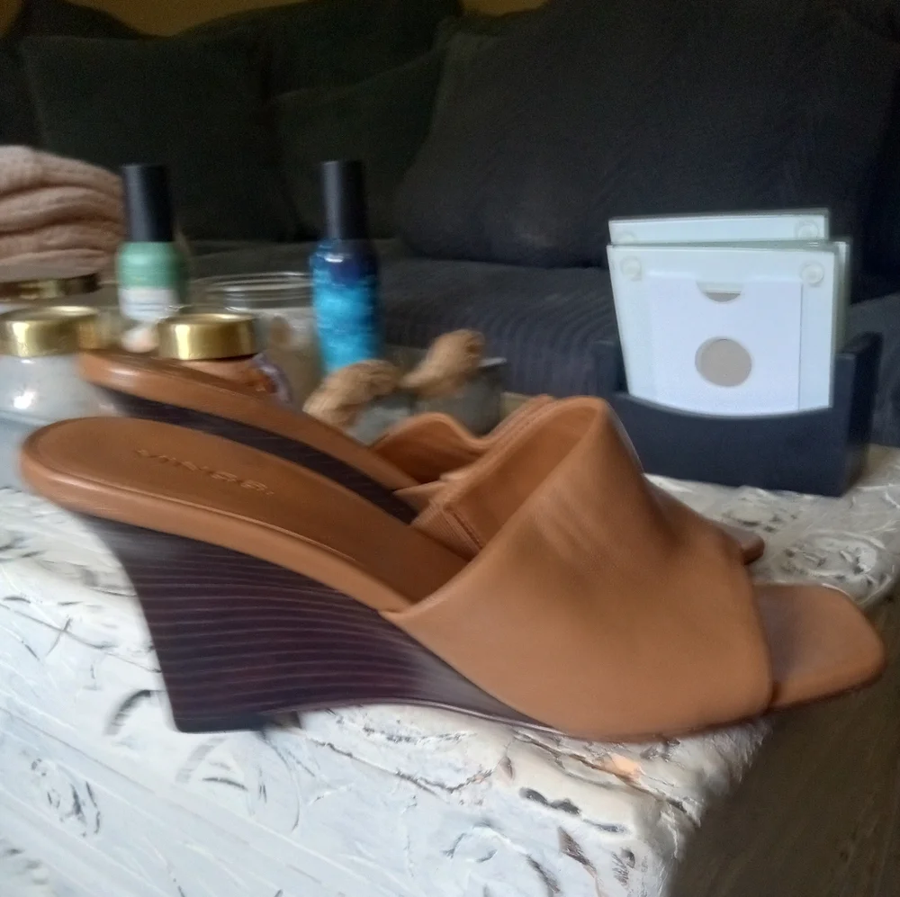 🆕⭐ VINCE tan camel leather wedges